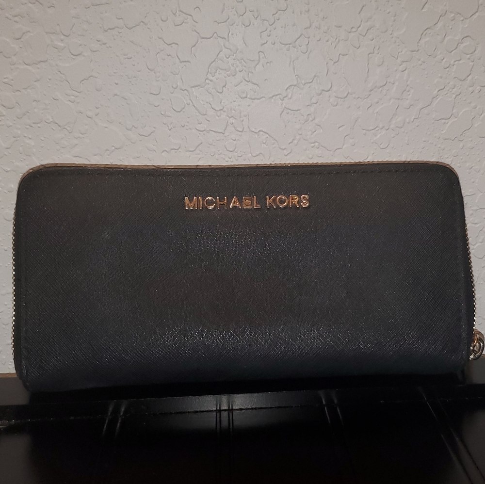 Michael Kors zippy wallet